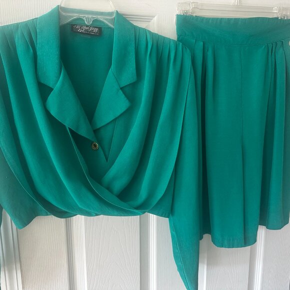 Sophisticated Emerald Green Notched Collar Crop Top & Matching Culottes - Picture 1 of 14